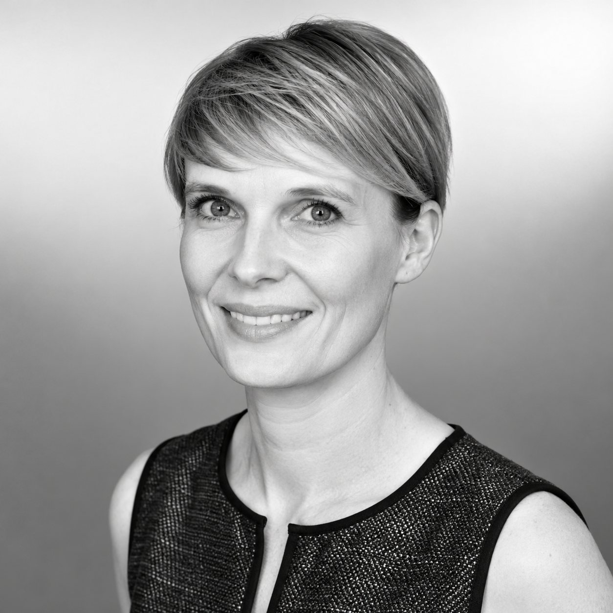 Portrait en noir et blanc de Gwenaëlle Pereira Fialho, de GPF Avocat